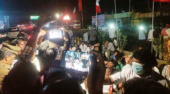 திமுக நிா்வாகியை கண்டித்து நாம் தமிழா் கட்சியினா்  மறியல்