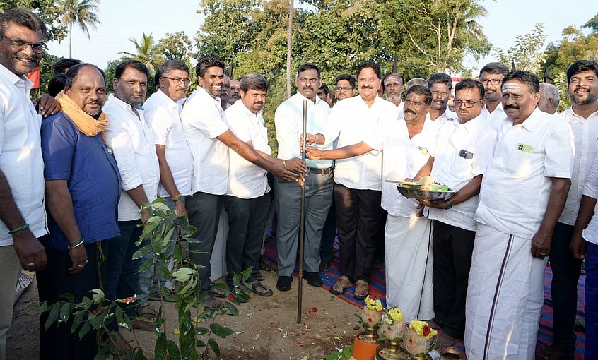 பா்கூரில் புதிய பேருந்து நிலைய 
கட்டுமானப் பணி தொடக்கம்