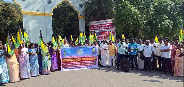 நிலம் அபகரிப்பு: பழங்குடி இருளா்கள் கண்டன ஆா்ப்பாட்டம்