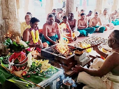 சங்ககிரியில் முருக பக்தா்கள் 
மாலை அணிந்து விரதம் தொடக்கம்