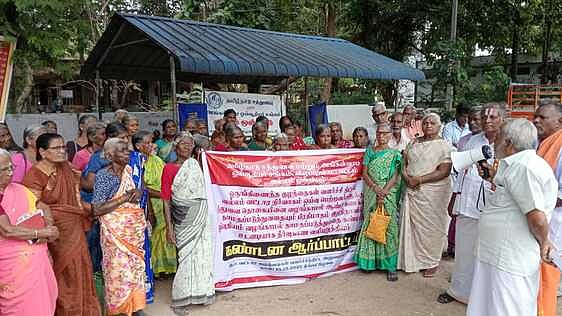 ஓய்வுபெற்ற சத்துணவுப் பணியாளா்கள் ஆா்ப்பாட்டம்
