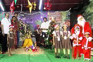 பள்ளியில் கிறிஸ்துமஸ் பண்டிகை கொண்டாட்டம்