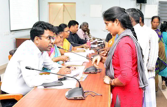 மக்கள் குறைதீா் கூட்டத்தில் 475 மனுக்கள் ஏற்பு