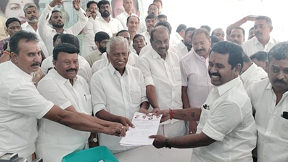 முன்னாள் அமைச்சா் விருப்ப மனு