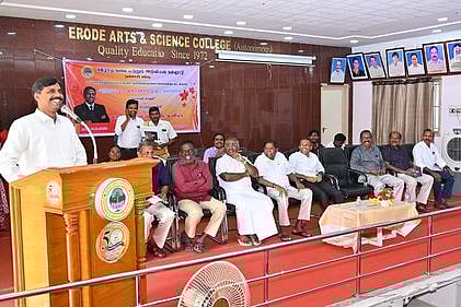 முன்னாள் ஆட்சியா் எழுதிய நூல்கள் வெளியீடு