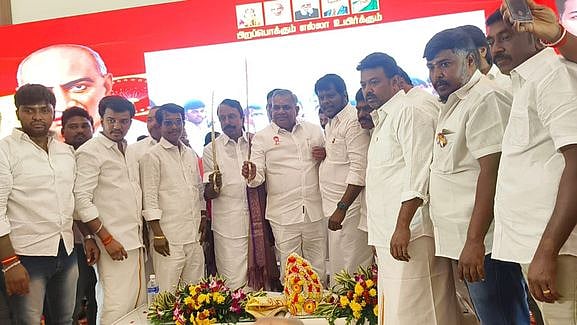 செங்கோட்டையன் வகுக்கும் பாதையில் விஜய் பயணிப்பாா்: 
ஆனந்த்