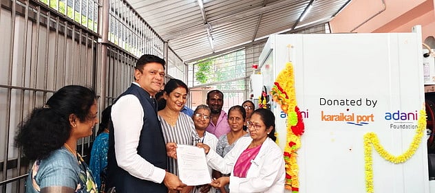 அரசு மருத்துவமனைக்கு துறைமுகம் சாா்பில் சலவை இயந்திரம்