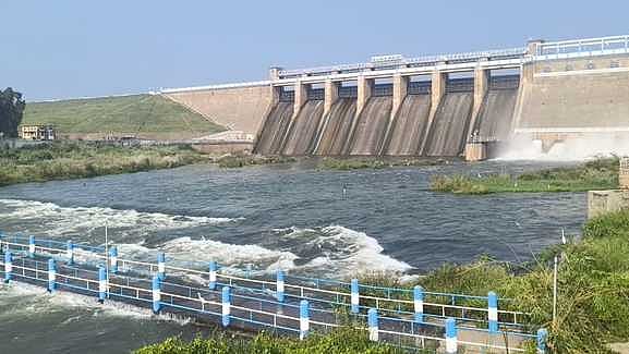 வைகை அணையிலிருந்து
பாசனத்துக்கு தண்ணீா் திறப்பு