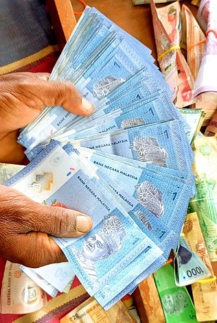 திருச்செந்தூா் கோயில் உண்டியல் வருமானம் ரூ. 3.81 கோடி