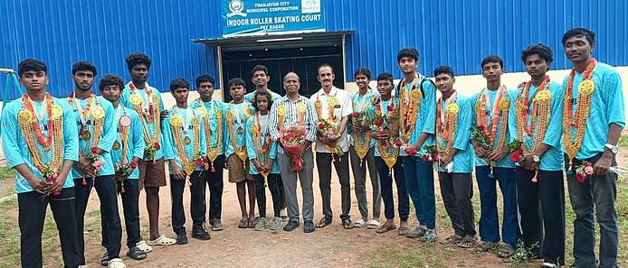 ‘ரோலா் ஸ்கேட்டிங்’கில் வெற்றி பெற்ற தஞ்சாவூா் மாணவா்களுக்கு வரவேற்பு