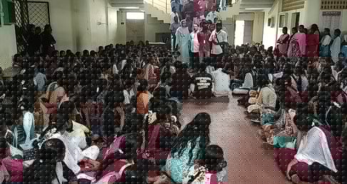 மாணவ, மாணவியா்
உள்ளிருப்புப் போராட்டம்