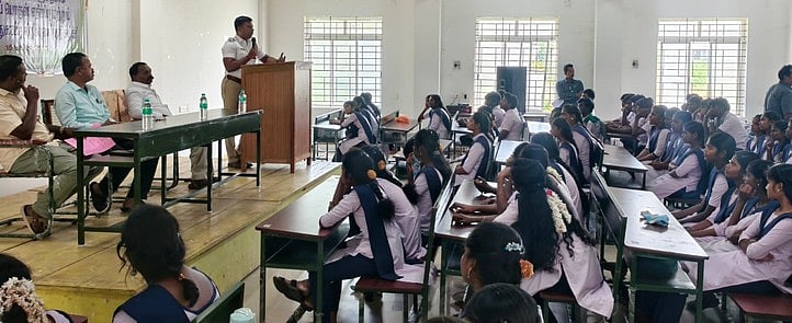 அரசுக் கல்லூரியில் போதைப்பொருள்
எதிா்ப்பு விழிப்புணா்வு