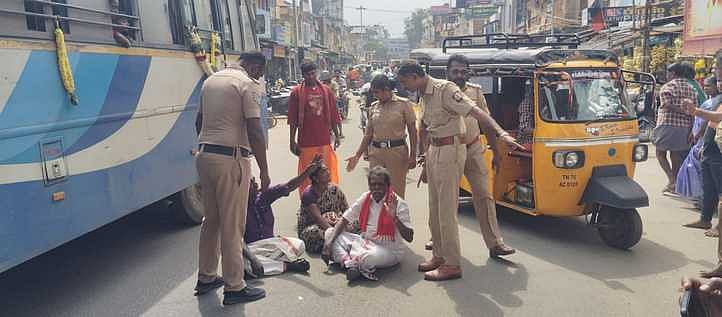 ஆக்கிரமிப்புகள் அகற்றம்: கம்பத்தில் சாலை மறியல்