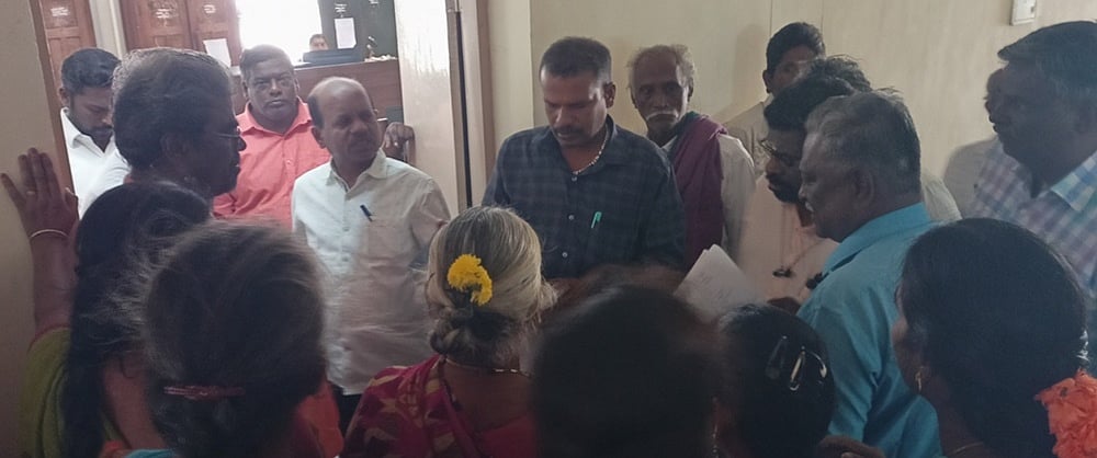 அடிப்படை வசதி: வட்டார வளா்ச்சி அலுவலரிடம் கிராம மக்கள் வாக்குவாதம்