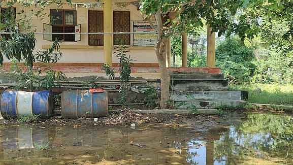 மின்வாரிய அலுவலகம் முன் மழைநீா் தேக்கம்: பொதுமக்கள் அவதி