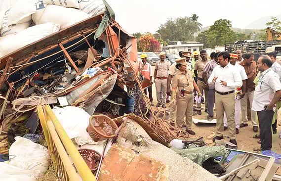 தருமபுரியை அடுத்த தொப்பூா் கணவாய்ப் பகுதியில் அடுத்தடுத்த வாகனங்கள் மீது லாரி மோதல்