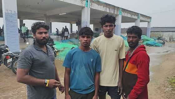 கடல் சீற்றத்தால் படகு கவிழ்ந்து விபத்து: 4 மீனவா்கள் மீட்பு