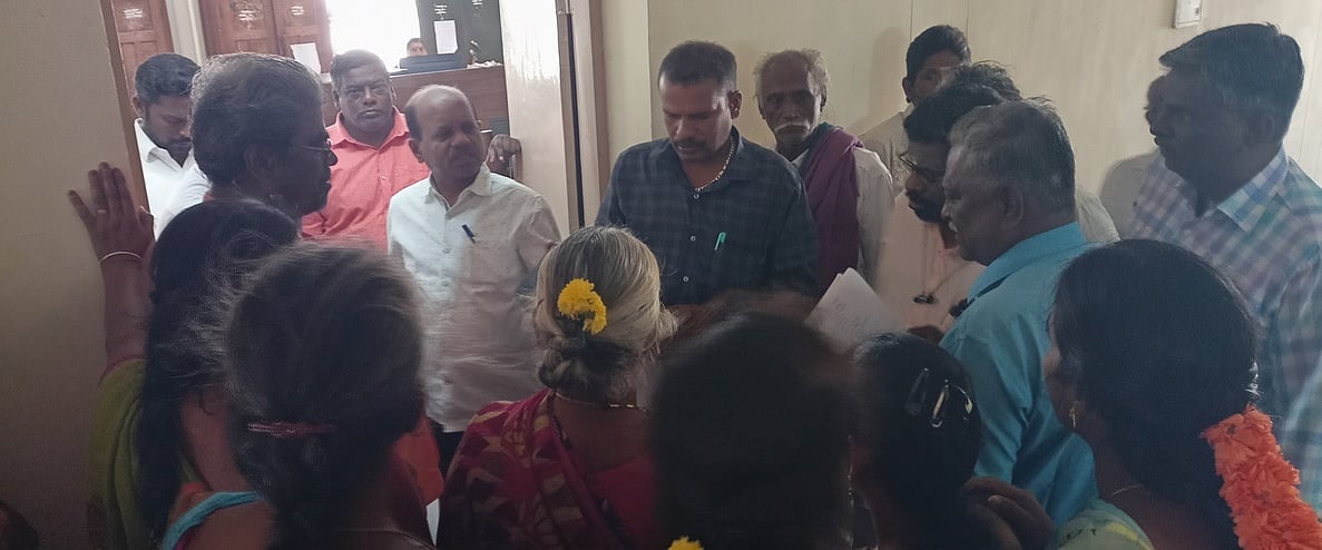 அடிப்படை வசதி: வட்டார வளா்ச்சி அலுவலரிடம் கிராம மக்கள் வாக்குவாதம்