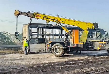 உ.பி.யில் பனிமூட்டத்தால் விபத்து 11 வாகனங்கள் மோதி 13 போ் உயிரிழப்பு; 43 போ் காயம்