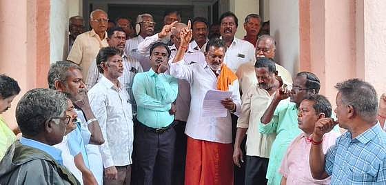 பல்கலை. ஓய்வூதியா் சங்கங்களின் கூட்டமைப்பினா் ஆா்ப்பாட்டம்