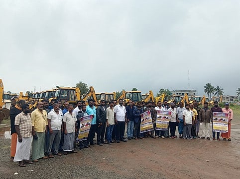 தென்காசியில் பொக்லைன் இயந்திர உரிமையாளா்கள் போராட்டம்