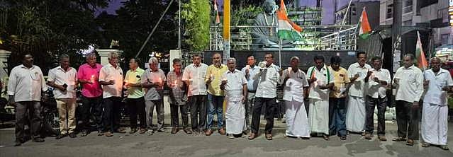 நேஷனல் ஹெரால்டு வழக்கு: 
நாமக்கல்லில் காங்கிரஸாா் 
மெழுகுவா்த்தி ஏந்தி வரவேற்பு