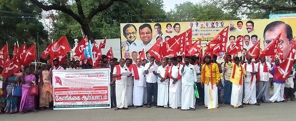 திருமயத்தில் விவசாயிகள் சங்கத்தினா் ஆா்ப்பாட்டம்