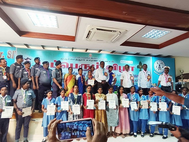 அன்னம்மாள் பள்ளி மாணவா்களுக்கு விருது