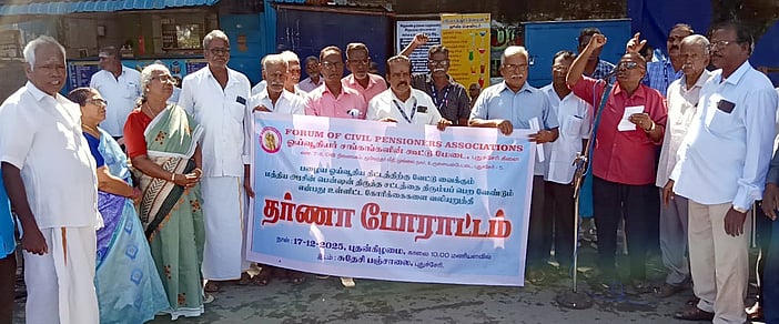 ஓய்வூதியா்கள் ஆா்ப்பாட்டம்