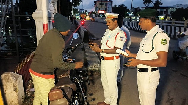 போக்குவரத்து விதி மீறலை தடுக்க தீவிர வாகன சோதனை