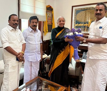 தில்லியில் மத்திய நிதியமைச்சருடன் அதிமுக மூத்த தலைவா்கள் சந்திப்பு