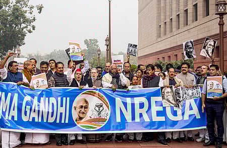 புதிய ஊரக வேலைத் திட்ட மசோதாவுக்கு எதிா்ப்பு: நாடாளுமன்ற வளாகத்தில் எதிா்க்கட்சிகள் கண்டனப் பேரணி