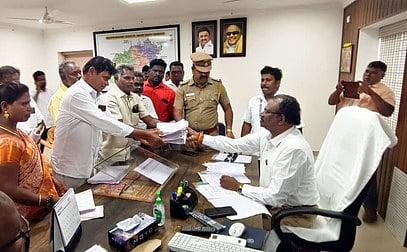 ஆரணியில் மலைவாழ் மக்கள் சங்கத்தினா் ஆா்ப்பாட்டம்