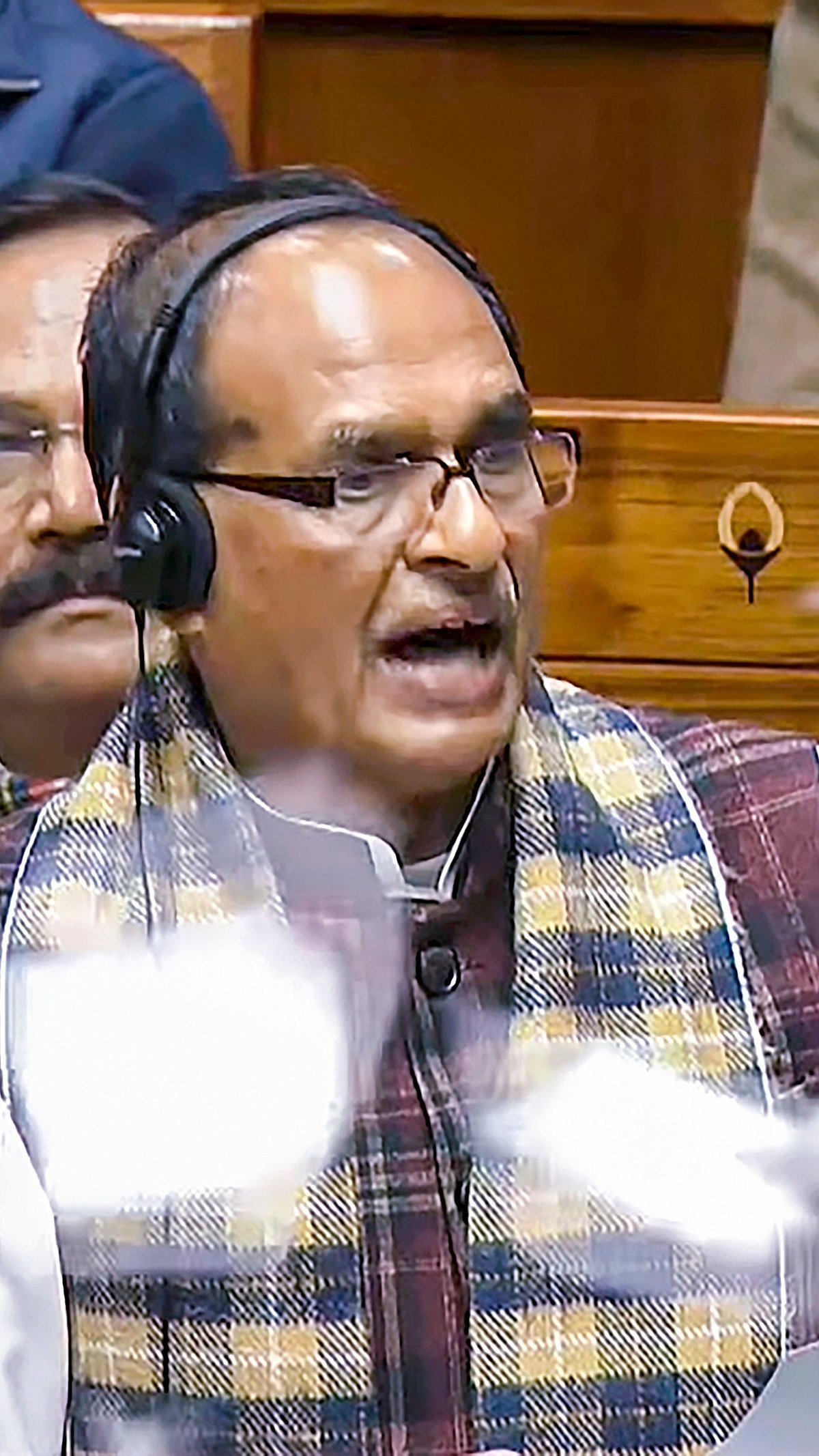 மசோதா நகல்களை கிழித்தெறிந்த எதிர்க்கட்சி எம்.பி.க்கள்!