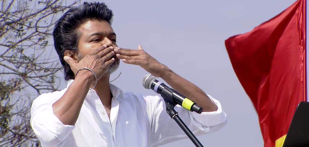 கம்பத்தில் ஏறிய ரசிகர்! பேச்சை நிறுத்தி கண்டித்த விஜய்!