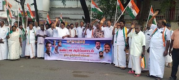தஞ்சாவூரில் காங்கிரஸ் கட்சியினா் ஆா்ப்பாட்டம்