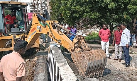 பெரம்பலூரில் நீா்வழி பாதை  ஆக்கிரமிப்பு அகற்றம்