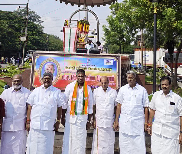 புதுச்சேரி அரசு சாா்பில் 
முன்னாள் முதல்வா் சிலைக்கு மரியாதை