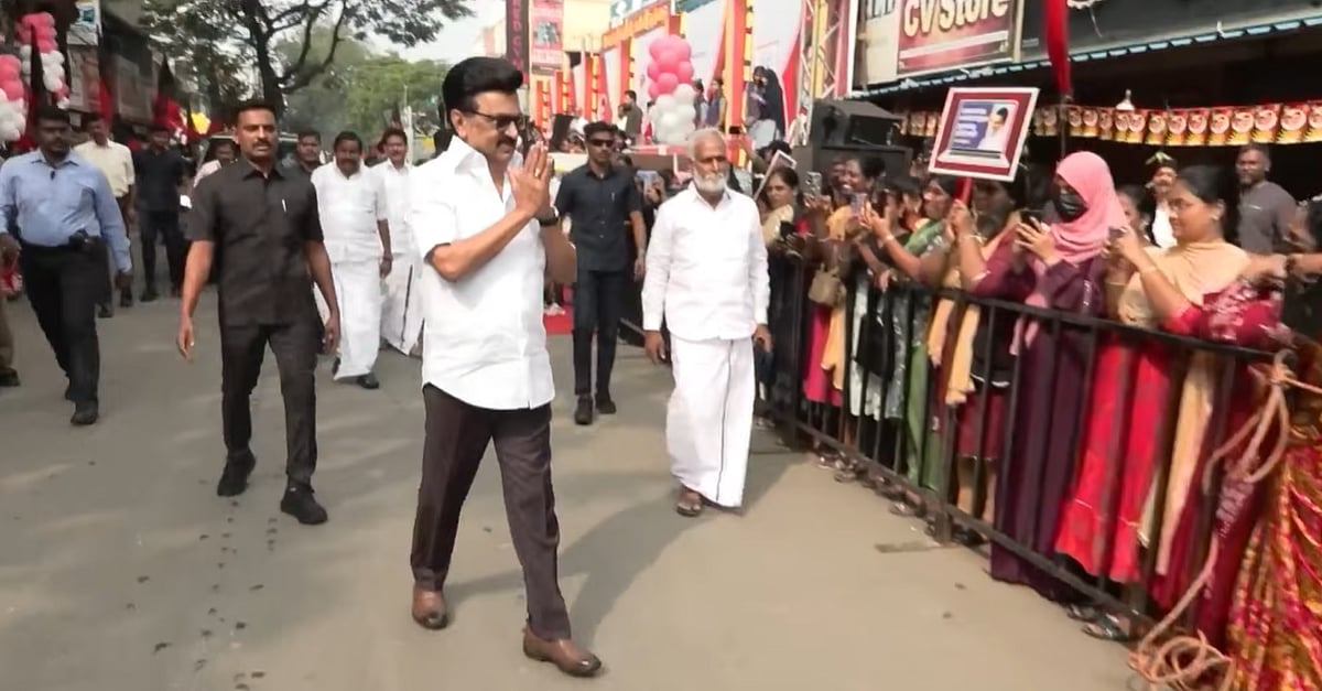 கொளத்தூரில் நடந்துசென்று மக்களை சந்தித்த முதல்வர்!