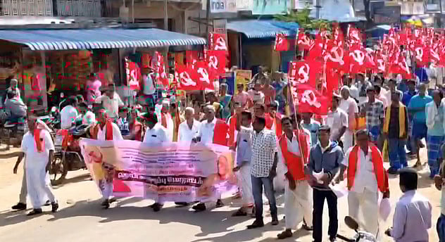 மலைவாழ் மக்கள் சங்கத்தினா் காத்திருப்புப் போராட்டம்: மாா்க்சிஸ்ட் மாநிலச் செயலா் பங்கேற்பு