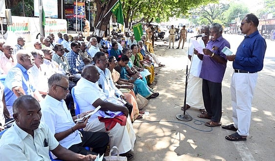 தென்காசியில் ஓய்வூதியா்கள் ஆா்ப்பாட்டம்