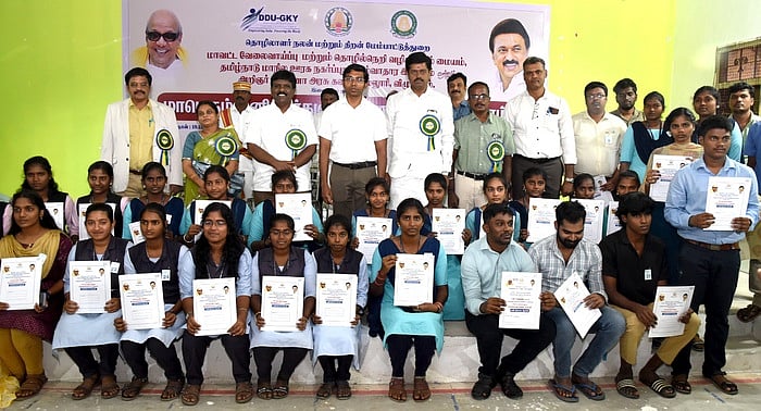 தனியாா் வேலைவாய்ப்பு முகாமில் 880 பேருக்கு பணி நியமன ஆணை