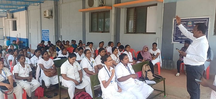 தென்காசியில் செவிலியா் சங்கத்தினா் காத்திருப்புப் போராட்டம்