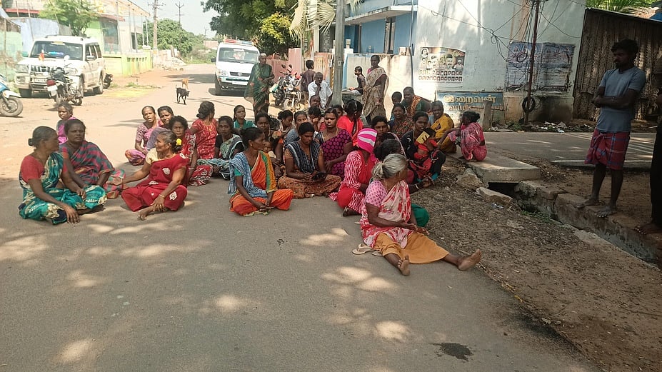 சாத்தான்குளத்தில் தொழிலாளி
வெட்டிக்கொலை: இருவா்  கைது