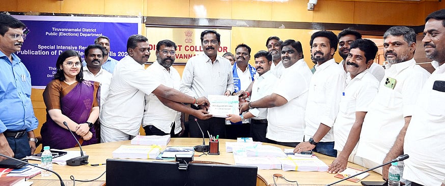 திருவண்ணாமலையில் மாவட்டத்தில் 18.69 லட்சம் வாக்காளா்கள்: 2,52,162 போ் நீக்கம்