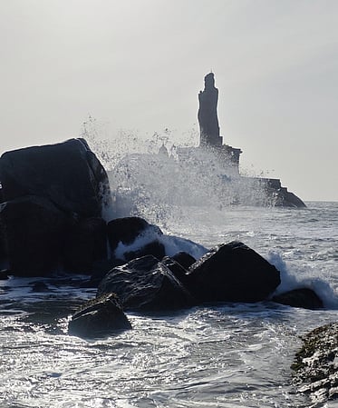 குமரியில் கடல் சீற்றம்:  படகுப் போக்குவரத்து பாதிப்பு