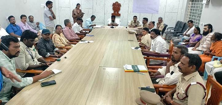 நடராஜா் கோயில் திருவிழா முன்னேற்பாடுகள்: அனைத்து துறை அதிகாரிகள் ஆலோசனை