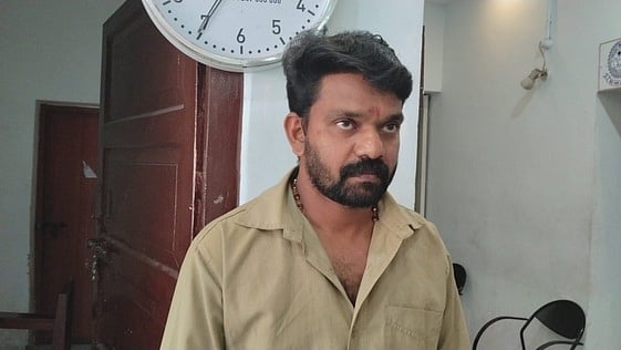 வேனில் புகையிலைப் பொருள்கள் 
கடத்திய இளைஞா் கைது