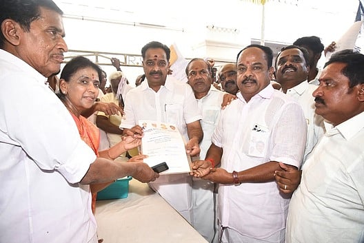 கரூா் தொகுதியில் போட்டியிட 
அதிமுகவினா் விருப்ப மனு