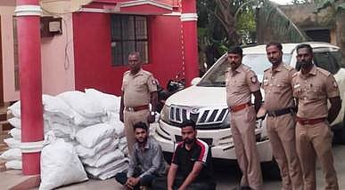 அரக்கோணம் அருகே காருடன் 492 கிலோ குட்கா பறிமுதல்: இருவா் கைது